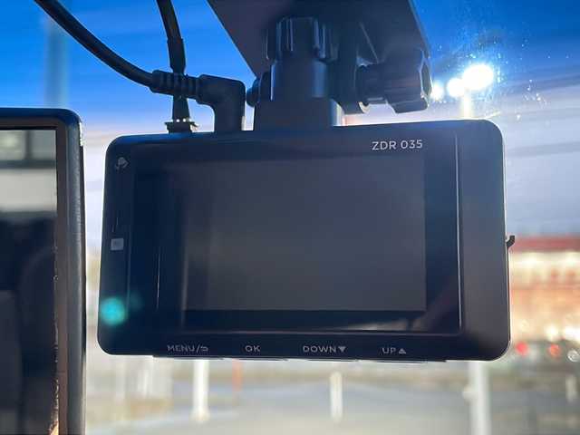 ホンダ オデッセイ ハイブリッド アブソルート ホンダセンシング 山口県 2017(平29)年 7.9万km プラチナホワイトパール 社外メモリナビ【AVIC-CZ901】/・フルセグテレビ/・Bluetooth/・CD／DVD/・SD/・AM/FM/・AUX/・HDMI/ETC2.0/前後ドライブレコーダー/両側パワースライドドア/プッシュスタート/スマートキー/電動パーキングブレーキ/シガーソケット/アイドリングストップ/ホンダセンシング/・衝突被害軽減ブレーキ/・先行車発進お知らせ機能/・歩行者事故低減ステアリング/・路外逸脱抑制機能/・標識認識機能/・アダプティブクルーズコントロール/・車線維持支援システム/・ブラインドスポットインフォメーション/・誤発進抑制機能/・後方誤発進抑制機能/・近距離衝突被害軽減ブレーキ/・パーキングセンサーシステム/・後退出庫サポート/・オートハイビーム