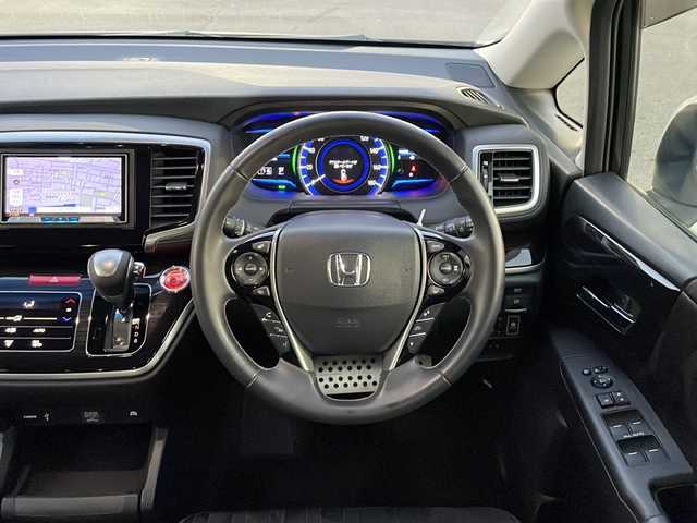 ホンダ オデッセイ ハイブリッド アブソルート ホンダセンシング 山口県 2017(平29)年 7.9万km プラチナホワイトパール 社外メモリナビ【AVIC-CZ901】/・フルセグテレビ/・Bluetooth/・CD／DVD/・SD/・AM/FM/・AUX/・HDMI/ETC2.0/前後ドライブレコーダー/両側パワースライドドア/プッシュスタート/スマートキー/電動パーキングブレーキ/シガーソケット/アイドリングストップ/ホンダセンシング/・衝突被害軽減ブレーキ/・先行車発進お知らせ機能/・歩行者事故低減ステアリング/・路外逸脱抑制機能/・標識認識機能/・アダプティブクルーズコントロール/・車線維持支援システム/・ブラインドスポットインフォメーション/・誤発進抑制機能/・後方誤発進抑制機能/・近距離衝突被害軽減ブレーキ/・パーキングセンサーシステム/・後退出庫サポート/・オートハイビーム