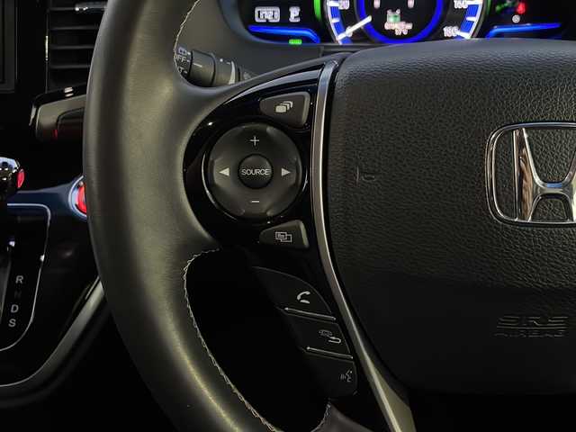 ホンダ オデッセイ ハイブリッド アブソルート ホンダセンシング 山口県 2017(平29)年 7.9万km プラチナホワイトパール 社外メモリナビ【AVIC-CZ901】/・フルセグテレビ/・Bluetooth/・CD／DVD/・SD/・AM/FM/・AUX/・HDMI/ETC2.0/前後ドライブレコーダー/両側パワースライドドア/プッシュスタート/スマートキー/電動パーキングブレーキ/シガーソケット/アイドリングストップ/ホンダセンシング/・衝突被害軽減ブレーキ/・先行車発進お知らせ機能/・歩行者事故低減ステアリング/・路外逸脱抑制機能/・標識認識機能/・アダプティブクルーズコントロール/・車線維持支援システム/・ブラインドスポットインフォメーション/・誤発進抑制機能/・後方誤発進抑制機能/・近距離衝突被害軽減ブレーキ/・パーキングセンサーシステム/・後退出庫サポート/・オートハイビーム