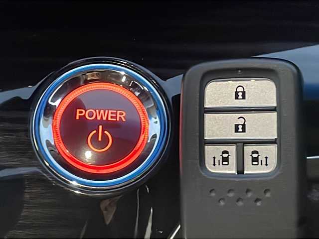 ホンダ オデッセイ ハイブリッド アブソルート ホンダセンシング 山口県 2017(平29)年 7.9万km プラチナホワイトパール 社外メモリナビ【AVIC-CZ901】/・フルセグテレビ/・Bluetooth/・CD／DVD/・SD/・AM/FM/・AUX/・HDMI/ETC2.0/前後ドライブレコーダー/両側パワースライドドア/プッシュスタート/スマートキー/電動パーキングブレーキ/シガーソケット/アイドリングストップ/ホンダセンシング/・衝突被害軽減ブレーキ/・先行車発進お知らせ機能/・歩行者事故低減ステアリング/・路外逸脱抑制機能/・標識認識機能/・アダプティブクルーズコントロール/・車線維持支援システム/・ブラインドスポットインフォメーション/・誤発進抑制機能/・後方誤発進抑制機能/・近距離衝突被害軽減ブレーキ/・パーキングセンサーシステム/・後退出庫サポート/・オートハイビーム