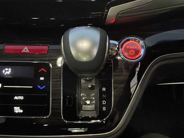 ホンダ オデッセイ ハイブリッド アブソルート ホンダセンシング 山口県 2017(平29)年 7.9万km プラチナホワイトパール 社外メモリナビ【AVIC-CZ901】/・フルセグテレビ/・Bluetooth/・CD／DVD/・SD/・AM/FM/・AUX/・HDMI/ETC2.0/前後ドライブレコーダー/両側パワースライドドア/プッシュスタート/スマートキー/電動パーキングブレーキ/シガーソケット/アイドリングストップ/ホンダセンシング/・衝突被害軽減ブレーキ/・先行車発進お知らせ機能/・歩行者事故低減ステアリング/・路外逸脱抑制機能/・標識認識機能/・アダプティブクルーズコントロール/・車線維持支援システム/・ブラインドスポットインフォメーション/・誤発進抑制機能/・後方誤発進抑制機能/・近距離衝突被害軽減ブレーキ/・パーキングセンサーシステム/・後退出庫サポート/・オートハイビーム