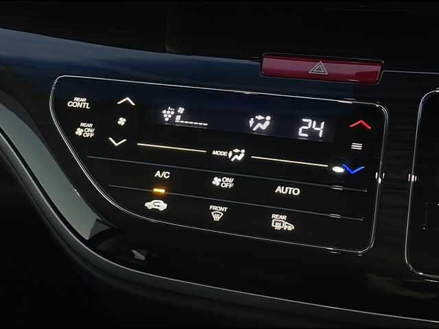 ホンダ オデッセイ ハイブリッド アブソルート ホンダセンシング 山口県 2017(平29)年 7.9万km プラチナホワイトパール 社外メモリナビ【AVIC-CZ901】/・フルセグテレビ/・Bluetooth/・CD／DVD/・SD/・AM/FM/・AUX/・HDMI/ETC2.0/前後ドライブレコーダー/両側パワースライドドア/プッシュスタート/スマートキー/電動パーキングブレーキ/シガーソケット/アイドリングストップ/ホンダセンシング/・衝突被害軽減ブレーキ/・先行車発進お知らせ機能/・歩行者事故低減ステアリング/・路外逸脱抑制機能/・標識認識機能/・アダプティブクルーズコントロール/・車線維持支援システム/・ブラインドスポットインフォメーション/・誤発進抑制機能/・後方誤発進抑制機能/・近距離衝突被害軽減ブレーキ/・パーキングセンサーシステム/・後退出庫サポート/・オートハイビーム