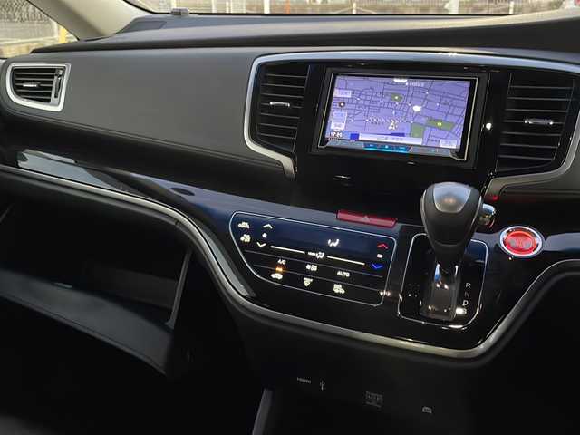 ホンダ オデッセイ ハイブリッド アブソルート ホンダセンシング 山口県 2017(平29)年 7.9万km プラチナホワイトパール 社外メモリナビ【AVIC-CZ901】/・フルセグテレビ/・Bluetooth/・CD／DVD/・SD/・AM/FM/・AUX/・HDMI/ETC2.0/前後ドライブレコーダー/両側パワースライドドア/プッシュスタート/スマートキー/電動パーキングブレーキ/シガーソケット/アイドリングストップ/ホンダセンシング/・衝突被害軽減ブレーキ/・先行車発進お知らせ機能/・歩行者事故低減ステアリング/・路外逸脱抑制機能/・標識認識機能/・アダプティブクルーズコントロール/・車線維持支援システム/・ブラインドスポットインフォメーション/・誤発進抑制機能/・後方誤発進抑制機能/・近距離衝突被害軽減ブレーキ/・パーキングセンサーシステム/・後退出庫サポート/・オートハイビーム