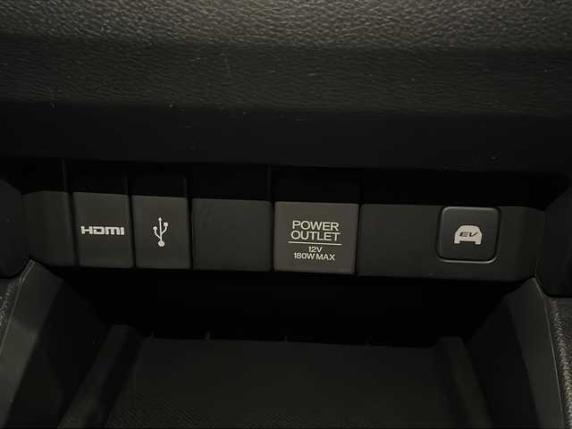 ホンダ オデッセイ ハイブリッド アブソルート ホンダセンシング 山口県 2017(平29)年 7.9万km プラチナホワイトパール 社外メモリナビ【AVIC-CZ901】/・フルセグテレビ/・Bluetooth/・CD／DVD/・SD/・AM/FM/・AUX/・HDMI/ETC2.0/前後ドライブレコーダー/両側パワースライドドア/プッシュスタート/スマートキー/電動パーキングブレーキ/シガーソケット/アイドリングストップ/ホンダセンシング/・衝突被害軽減ブレーキ/・先行車発進お知らせ機能/・歩行者事故低減ステアリング/・路外逸脱抑制機能/・標識認識機能/・アダプティブクルーズコントロール/・車線維持支援システム/・ブラインドスポットインフォメーション/・誤発進抑制機能/・後方誤発進抑制機能/・近距離衝突被害軽減ブレーキ/・パーキングセンサーシステム/・後退出庫サポート/・オートハイビーム