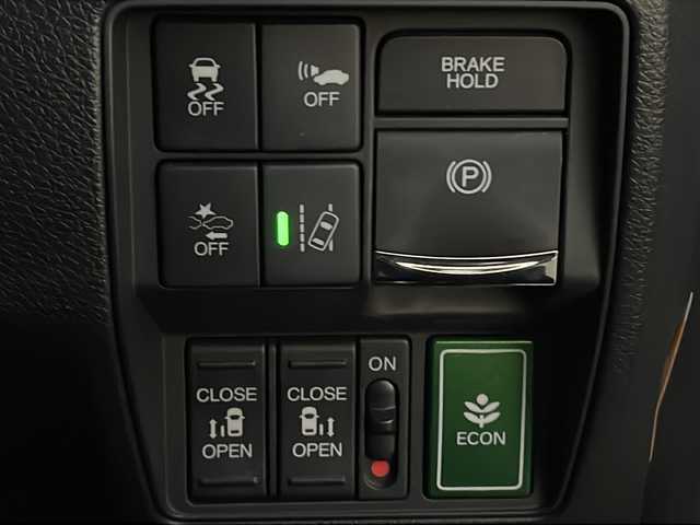 ホンダ オデッセイ ハイブリッド アブソルート ホンダセンシング 山口県 2017(平29)年 7.9万km プラチナホワイトパール 社外メモリナビ【AVIC-CZ901】/・フルセグテレビ/・Bluetooth/・CD／DVD/・SD/・AM/FM/・AUX/・HDMI/ETC2.0/前後ドライブレコーダー/両側パワースライドドア/プッシュスタート/スマートキー/電動パーキングブレーキ/シガーソケット/アイドリングストップ/ホンダセンシング/・衝突被害軽減ブレーキ/・先行車発進お知らせ機能/・歩行者事故低減ステアリング/・路外逸脱抑制機能/・標識認識機能/・アダプティブクルーズコントロール/・車線維持支援システム/・ブラインドスポットインフォメーション/・誤発進抑制機能/・後方誤発進抑制機能/・近距離衝突被害軽減ブレーキ/・パーキングセンサーシステム/・後退出庫サポート/・オートハイビーム