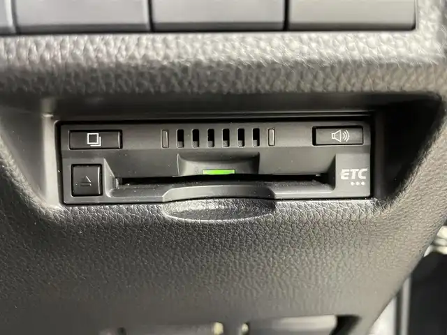 トヨタ ＲＡＶ４ X 富山県 2019(令1)年 8.7万km アティチュードブラックマイカ 4WD/純正ナビ【NSZT-W68T】/(AM/FM/CD/DVD/SD/USB/BT)/フルセグTV/バックカメラ/社外17インチAW付き冬タイヤ積込/レーダークルーズコントロール/プリクラッシュセーフティ/レーンディパーチャーアラート/オートマチックハイビーム/LEDヘッドライト/ビルトインETC/ドライブレコーダー前後/デジタルインナーミラー/スマートキー×２/プッシュスタート/純正フロアマット/社外１７インチAW/取扱説明書/保証書