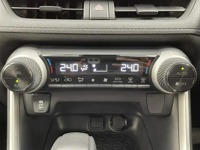 トヨタ ＲＡＶ４ X 富山県 2019(令1)年 8.7万km アティチュードブラックマイカ 4WD/純正ナビ【NSZT-W68T】/(AM/FM/CD/DVD/SD/USB/BT)/フルセグTV/バックカメラ/社外17インチAW付き冬タイヤ積込/レーダークルーズコントロール/プリクラッシュセーフティ/レーンディパーチャーアラート/オートマチックハイビーム/LEDヘッドライト/ビルトインETC/ドライブレコーダー前後/デジタルインナーミラー/スマートキー×２/プッシュスタート/純正フロアマット/社外１７インチAW/取扱説明書/保証書