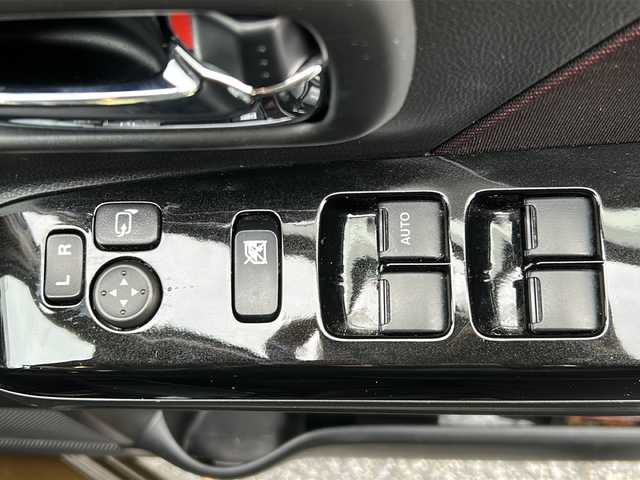 スズキ ワゴンＲ スティングレー HYBRID X 沖縄県 2018(平30)年 5.5万km ブレイブカーキP ワンオーナー/純正ナビ　/　（ＡＭ／ＦＭ／ＣＤ／ＤＶＤ／ＢＴ）　/フルセグＴＶ　/全周囲カメラ　/衝突軽減　/レーンキープ　/シートヒーター　/ＨＵＤ　/LEDヘッドライト/フォグ/オートライト　/純正フロアマット　/純正14インチAW　/スマートキー2本　/前後ドラレコ