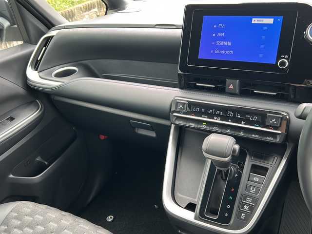 トヨタ ヴォクシー ハイブリッド S－Z 茨城県 2023(令5)年 1.3万km ホワイトパールクリスタルシャイン 純正ナビ/【AM・FM・BT・USB】/シートヒーター/ブレーキホールド/レーダークルコン/電動パーキングブレーキ/ETC/Bカメラ/前後コーナーセンサー/両側パワスラ/100V電源/オートライト/オートハイビーム/LEDライト/純正アルミホイール