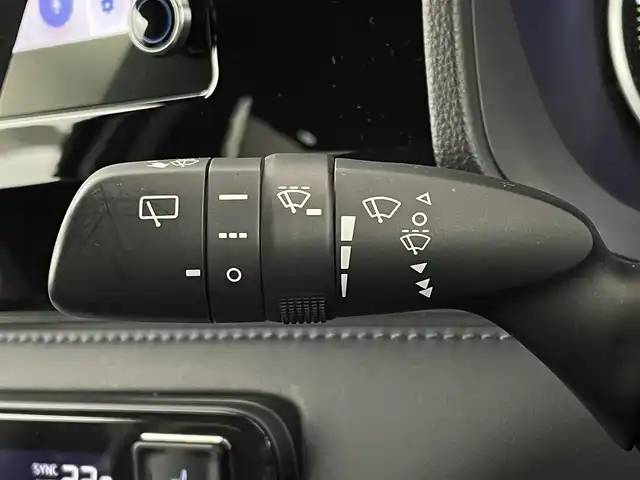 トヨタ ヴォクシー ハイブリッド S－Z 大阪府 2023(令5)年 1.3万km ホワイトパールクリスタルシャイン トヨタセーフティセンス/　・プリクラッシュセーフティ/　・レーンディパーチャーアラート/　・レーントレーシングアシスト/　・オートマチックハイビーム/　・レーダークルーズコントロール/　・ロードサインアシスト/純正メモリナビ/　　BT/USB/バックカメラ/両側パワースライドドア/LEDオートライト/フォグランプ/シートヒーター/純正17インチアルミホイール/クリアランスソナー/アイドリングストップ/スマートキー/ビルトインETC