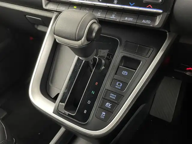 トヨタ ヴォクシー ハイブリッド S－Z 大阪府 2023(令5)年 1.3万km ホワイトパールクリスタルシャイン トヨタセーフティセンス/　・プリクラッシュセーフティ/　・レーンディパーチャーアラート/　・レーントレーシングアシスト/　・オートマチックハイビーム/　・レーダークルーズコントロール/　・ロードサインアシスト/純正メモリナビ/　　BT/USB/バックカメラ/両側パワースライドドア/LEDオートライト/フォグランプ/シートヒーター/純正17インチアルミホイール/クリアランスソナー/アイドリングストップ/スマートキー/ビルトインETC