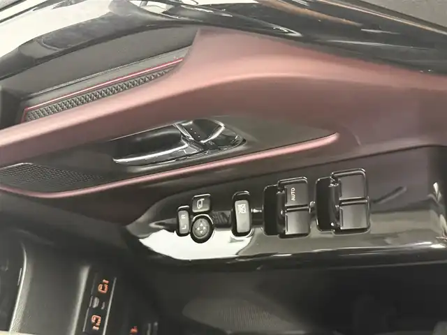 スズキ スペーシア カスタム HYBRID XS ターボ 愛知県 2024(令6)年 1.3万km ピュアホワイトパール/ブラック2トーン デュアルセンサーサポートブレーキII/・誤発進抑制機能/・後方誤発進抑制機能/・低速時ブレーキサポート/・パーキングセンサー/・車線逸脱警報機能/・車線逸脱抑制機能/・ふらつき警報機能/・発進お知らせ機能/・標識認識機能/・ヘッドアップディスプレイ/・アダプティブクルーズコントロール/・車線維持支援機能/純正9インチナビ/（Bluetooth/フルセグTV/DVD/USB/HDMI）/アルパイン後席用9インチモニター/全方位カメラ/ヘッドアップディスプレイ/シートヒーター/ステアリングヒーター/サーキュレーター/ETC2.0/テレビキャンセラー/パドルシフト/ロールサンシェード/電子パーキング/純正フロアマット/純正LEDライト/純正15インチAW/後席テーブル