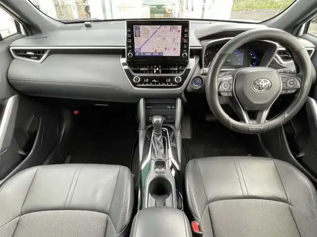 トヨタ カローラ クロス ハイブリッド Z 道央・札幌 2023(令5)年 4.5万km プラチナホワイトパールマイカ ・４WD/・衝突軽減ブレーキ/・純正ディスプレイオーディオ/　CD＆DVD＆BT＆USB＆TV/・全方位カメラ/・バックカメラ/・フロントカメラ/・サイドカメラ/・コーナーセンサー/・レーンキープアシスト/・レーダークルーズコントロール/・ハーフレザーシート/・パノラマサンルーフ/・前席シートヒーター/・オートエアコン/・オートライト/・ブラインドスポットモニター/・ドライブレコーダー/・オートリトラミラー/・パワーバックドア/・AC100V/・ビルトインETC/・プッシュスタート/・スマートキー/・純正フロアマット/・ドアバイザー/・ウィンカーミラー/・フォグライト/・LEDヘッドライト