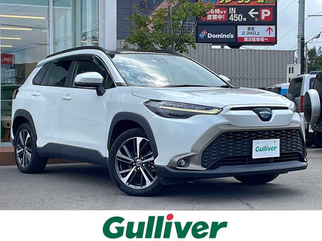 トヨタ カローラ クロス ハイブリッド Z 道央・札幌 2023(令5)年 4.5万km プラチナホワイトパールマイカ ・４WD/・衝突軽減ブレーキ/・純正ディスプレイオーディオ/　CD＆DVD＆BT＆USB＆TV/・全方位カメラ/・バックカメラ/・フロントカメラ/・サイドカメラ/・コーナーセンサー/・レーンキープアシスト/・レーダークルーズコントロール/・ハーフレザーシート/・パノラマサンルーフ/・前席シートヒーター/・オートエアコン/・オートライト/・ブラインドスポットモニター/・ドライブレコーダー/・オートリトラミラー/・パワーバックドア/・AC100V/・ビルトインETC/・プッシュスタート/・スマートキー/・純正フロアマット/・ドアバイザー/・ウィンカーミラー/・フォグライト/・LEDヘッドライト