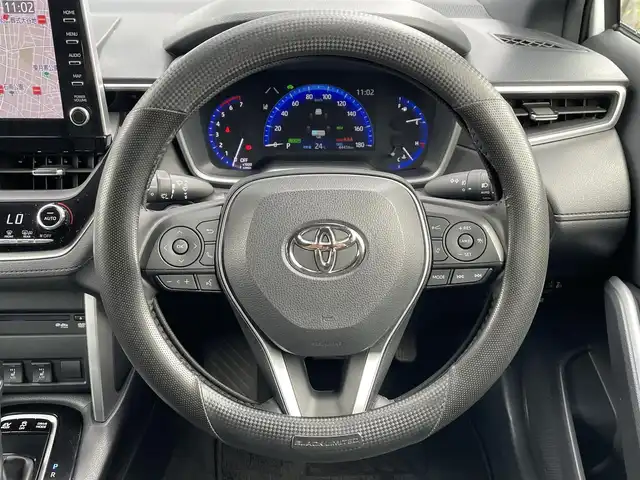 トヨタ カローラ クロス ハイブリッド Z 道央・札幌 2023(令5)年 4.5万km プラチナホワイトパールマイカ ・４WD/・衝突軽減ブレーキ/・純正ディスプレイオーディオ/　CD＆DVD＆BT＆USB＆TV/・全方位カメラ/・バックカメラ/・フロントカメラ/・サイドカメラ/・コーナーセンサー/・レーンキープアシスト/・レーダークルーズコントロール/・ハーフレザーシート/・パノラマサンルーフ/・前席シートヒーター/・オートエアコン/・オートライト/・ブラインドスポットモニター/・ドライブレコーダー/・オートリトラミラー/・パワーバックドア/・AC100V/・ビルトインETC/・プッシュスタート/・スマートキー/・純正フロアマット/・ドアバイザー/・ウィンカーミラー/・フォグライト/・LEDヘッドライト