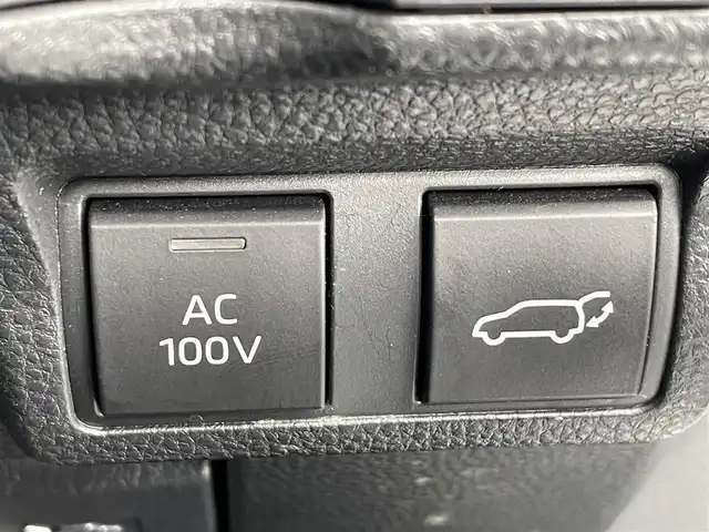 トヨタ カローラ クロス ハイブリッド Z 道央・札幌 2023(令5)年 4.5万km プラチナホワイトパールマイカ ・４WD/・衝突軽減ブレーキ/・純正ディスプレイオーディオ/　CD＆DVD＆BT＆USB＆TV/・全方位カメラ/・バックカメラ/・フロントカメラ/・サイドカメラ/・コーナーセンサー/・レーンキープアシスト/・レーダークルーズコントロール/・ハーフレザーシート/・パノラマサンルーフ/・前席シートヒーター/・オートエアコン/・オートライト/・ブラインドスポットモニター/・ドライブレコーダー/・オートリトラミラー/・パワーバックドア/・AC100V/・ビルトインETC/・プッシュスタート/・スマートキー/・純正フロアマット/・ドアバイザー/・ウィンカーミラー/・フォグライト/・LEDヘッドライト