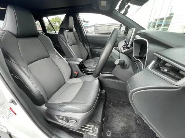 トヨタ カローラ クロス ハイブリッド Z 道央・札幌 2023(令5)年 4.5万km プラチナホワイトパールマイカ ・４WD/・衝突軽減ブレーキ/・純正ディスプレイオーディオ/　CD＆DVD＆BT＆USB＆TV/・全方位カメラ/・バックカメラ/・フロントカメラ/・サイドカメラ/・コーナーセンサー/・レーンキープアシスト/・レーダークルーズコントロール/・ハーフレザーシート/・パノラマサンルーフ/・前席シートヒーター/・オートエアコン/・オートライト/・ブラインドスポットモニター/・ドライブレコーダー/・オートリトラミラー/・パワーバックドア/・AC100V/・ビルトインETC/・プッシュスタート/・スマートキー/・純正フロアマット/・ドアバイザー/・ウィンカーミラー/・フォグライト/・LEDヘッドライト