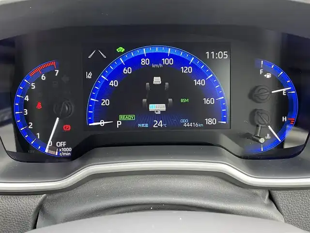 トヨタ カローラ クロス ハイブリッド Z 道央・札幌 2023(令5)年 4.5万km プラチナホワイトパールマイカ ・４WD/・衝突軽減ブレーキ/・純正ディスプレイオーディオ/　CD＆DVD＆BT＆USB＆TV/・全方位カメラ/・バックカメラ/・フロントカメラ/・サイドカメラ/・コーナーセンサー/・レーンキープアシスト/・レーダークルーズコントロール/・ハーフレザーシート/・パノラマサンルーフ/・前席シートヒーター/・オートエアコン/・オートライト/・ブラインドスポットモニター/・ドライブレコーダー/・オートリトラミラー/・パワーバックドア/・AC100V/・ビルトインETC/・プッシュスタート/・スマートキー/・純正フロアマット/・ドアバイザー/・ウィンカーミラー/・フォグライト/・LEDヘッドライト