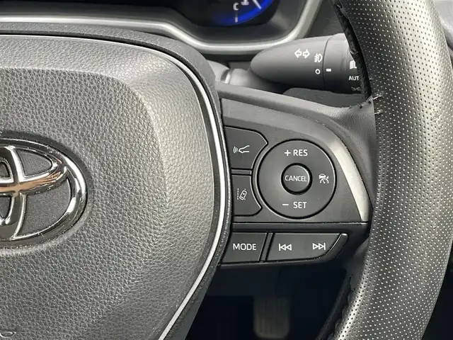トヨタ カローラ クロス ハイブリッド Z 道央・札幌 2023(令5)年 4.5万km プラチナホワイトパールマイカ ・４WD/・衝突軽減ブレーキ/・純正ディスプレイオーディオ/　CD＆DVD＆BT＆USB＆TV/・全方位カメラ/・バックカメラ/・フロントカメラ/・サイドカメラ/・コーナーセンサー/・レーンキープアシスト/・レーダークルーズコントロール/・ハーフレザーシート/・パノラマサンルーフ/・前席シートヒーター/・オートエアコン/・オートライト/・ブラインドスポットモニター/・ドライブレコーダー/・オートリトラミラー/・パワーバックドア/・AC100V/・ビルトインETC/・プッシュスタート/・スマートキー/・純正フロアマット/・ドアバイザー/・ウィンカーミラー/・フォグライト/・LEDヘッドライト