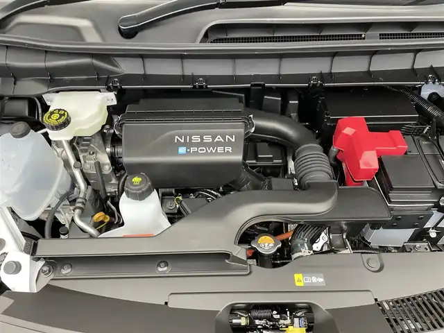 日産 セレナ e－パワー ハイウェイスター V 滋賀県 2025(令7)年 0.1万km未満 プリズムホワイト 純正12.3インチナビ/【Bluetooth/USB/HDMI/フルセグTV】/全方位カメラ/プロパイロット/クリアランスソナー/ブラインドスポットワーニング/衝突軽減ブレーキ/両側パワースライドドア/LEDヘッドライト/オートライト/オートマチックハイビーム/ビルトインETC2.0/ハーフレザーシート/前後ドライブレコーダー/デジタルインナーミラー/ワイヤレス充電/プッシュスタート/スマートキー/ステアリングリモコン