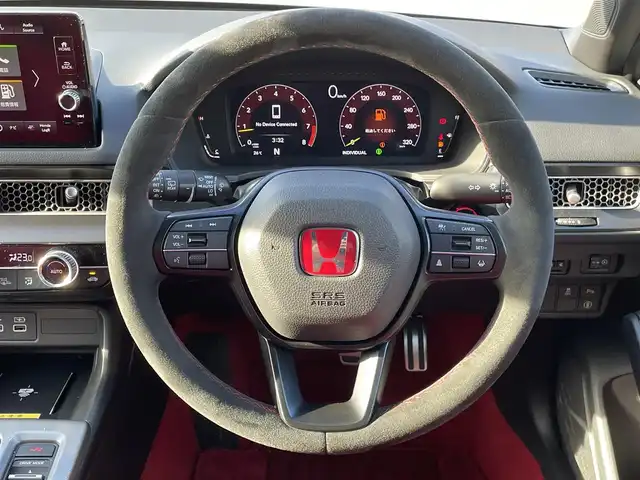 ホンダ シビック タイプR 群馬県 2023(令5)年 0.8万km チャンピオンシップホワイト ホンダセンシング/・衝突軽減ブレーキ/・アダプティブクルーズコントロール/・オートハイビーム/・ブラインドスポットモニター/・踏み間違い衝突軽減ブレーキ/・レーンキープシステム/・パーキングソナー/・路外逸脱抑制機能/純正9インチディスプレイ（地図有）/　　フルセグ/Bluetooth/USB/FM/AM/    AppleCarPlay/AndroidAuto/バックカメラ/赤キャリパー/電動パーキングブレーキ/オートブレーキホールド/純正19AW/純正フロアマット/置くだけ充電/前後ドライブレコーダー/ビルドインETC2.0