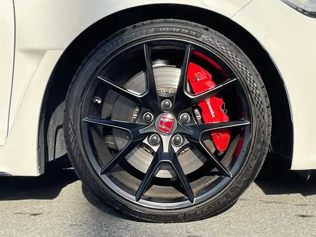 ホンダ シビック タイプR 群馬県 2023(令5)年 0.8万km チャンピオンシップホワイト ホンダセンシング/・衝突軽減ブレーキ/・アダプティブクルーズコントロール/・オートハイビーム/・ブラインドスポットモニター/・踏み間違い衝突軽減ブレーキ/・レーンキープシステム/・パーキングソナー/・路外逸脱抑制機能/純正9インチディスプレイ（地図有）/　　フルセグ/Bluetooth/USB/FM/AM/    AppleCarPlay/AndroidAuto/バックカメラ/赤キャリパー/電動パーキングブレーキ/オートブレーキホールド/純正19AW/純正フロアマット/置くだけ充電/前後ドライブレコーダー/ビルドインETC2.0