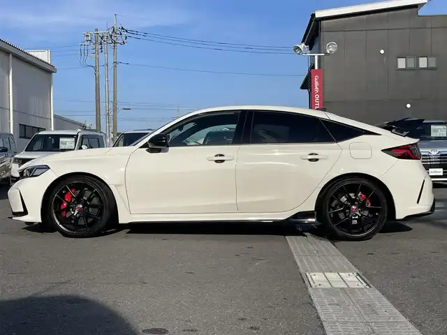 ホンダ シビック タイプR 群馬県 2023(令5)年 0.8万km チャンピオンシップホワイト ホンダセンシング/・衝突軽減ブレーキ/・アダプティブクルーズコントロール/・オートハイビーム/・ブラインドスポットモニター/・踏み間違い衝突軽減ブレーキ/・レーンキープシステム/・パーキングソナー/・路外逸脱抑制機能/純正9インチディスプレイ（地図有）/　　フルセグ/Bluetooth/USB/FM/AM/    AppleCarPlay/AndroidAuto/バックカメラ/赤キャリパー/電動パーキングブレーキ/オートブレーキホールド/純正19AW/純正フロアマット/置くだけ充電/前後ドライブレコーダー/ビルドインETC2.0