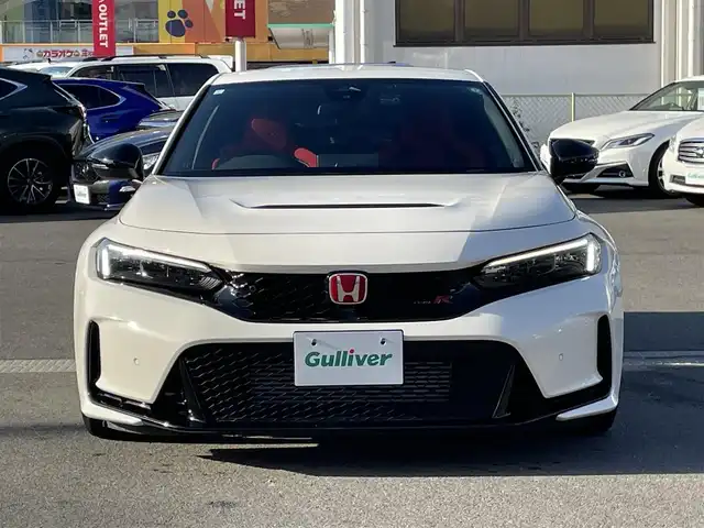 ホンダ シビック タイプR 群馬県 2023(令5)年 0.8万km チャンピオンシップホワイト ホンダセンシング/・衝突軽減ブレーキ/・アダプティブクルーズコントロール/・オートハイビーム/・ブラインドスポットモニター/・踏み間違い衝突軽減ブレーキ/・レーンキープシステム/・パーキングソナー/・路外逸脱抑制機能/純正9インチディスプレイ（地図有）/　　フルセグ/Bluetooth/USB/FM/AM/    AppleCarPlay/AndroidAuto/バックカメラ/赤キャリパー/電動パーキングブレーキ/オートブレーキホールド/純正19AW/純正フロアマット/置くだけ充電/前後ドライブレコーダー/ビルドインETC2.0
