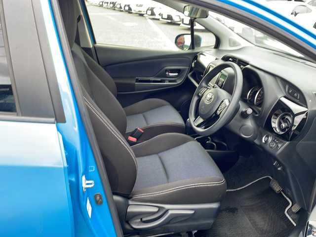 トヨタ ヴィッツ F セーフティエディション 徳島県 2018(平30)年 7.1万km クリアブルークリスタルシャイン 純正ナビ　NSCD-W66/（ラジオ/CD/SD/BT/AUX/ワンセグ）/ドアバイザー/前方ドライブレコーダー/純正フロアマット/オートライト/ハロゲンヘッドライト/レーンキープアシスト/横滑り防止装置/衝突被害軽減システム/スペアキー/スマートキー/新車時保証書