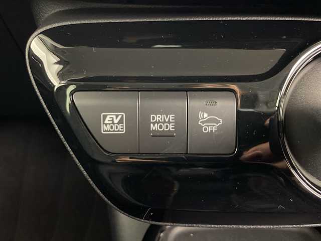 トヨタ プリウス A 道央・札幌 2019(令1)年 2.2万km スティールブロンドM ・4WD/・純正ナビ&TV&DVD&CD&BT&SD/・バックカメラ/・トヨタセーフティセンス/・レーダークルーズコントロール/・ヘッドアップディスプレイ/・D席パワーシート/・ビルトインETC2.0/・純正ドライブレコーダー/・ステアリングスィッチ/・純正ドライブレコーダー/・LEDヘッドライト/・オートライト/・スマートキー