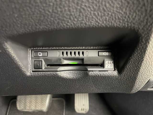 トヨタ プリウス A 道央・札幌 2019(令1)年 2.2万km スティールブロンドM ・4WD/・純正ナビ&TV&DVD&CD&BT&SD/・バックカメラ/・トヨタセーフティセンス/・レーダークルーズコントロール/・ヘッドアップディスプレイ/・D席パワーシート/・ビルトインETC2.0/・純正ドライブレコーダー/・ステアリングスィッチ/・純正ドライブレコーダー/・LEDヘッドライト/・オートライト/・スマートキー