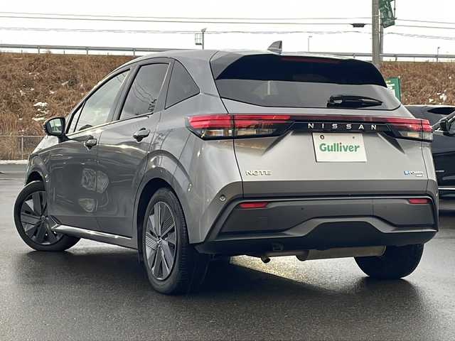 日産 ノート X FOUR 青森県 2023(令5)年 6.6万km ダークメタルグレー ・4WD/・純正ナビ/・全方位カメラ/・フルセグ/・Bluetooth/・横滑り防止/・衝突被害軽減ブレーキ/・レーンキープアシスト/・レーダークルーズコントロール/・オートライト/・オートマチックハイビーム/・LEDヘットライト/・プッシュスタート/・スマートキー/・スペアキー１本/・デジタルインナーミラー/・電動格納ウィンカーミラー/・シートヒーター/・ハンドルヒーター（前席）/・置くだけ充電/・純正フロアマット