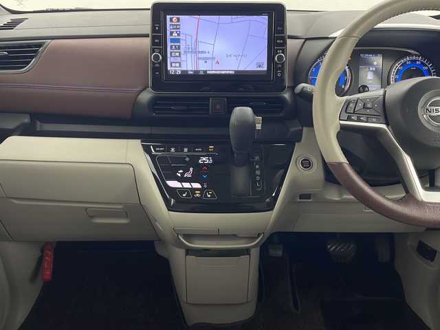 日産 ルークス オーテック 秋田県 2021(令3)年 5.8万km フローズンバニラパール 4WD/エマージェンシーブレーキ　/純正SDナビ　/　　CD/DVD/BT/フルセグTV/アラウンドビューモニター　/両側パワースライドドア　/オートライト　/ハーフレザーシート　/前席シートヒーター　/純正AUTECH14インチアルミホイール　/アイドリングストップ/前後コーナーセンサー/ステアリングスイッチ/スマートキー