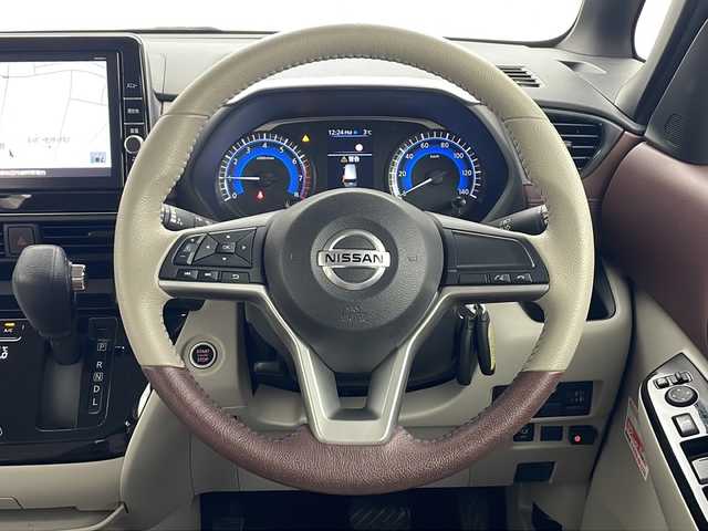 日産 ルークス オーテック 秋田県 2021(令3)年 5.8万km フローズンバニラパール 4WD/エマージェンシーブレーキ　/純正SDナビ　/　　CD/DVD/BT/フルセグTV/アラウンドビューモニター　/両側パワースライドドア　/オートライト　/ハーフレザーシート　/前席シートヒーター　/純正AUTECH14インチアルミホイール　/アイドリングストップ/前後コーナーセンサー/ステアリングスイッチ/スマートキー