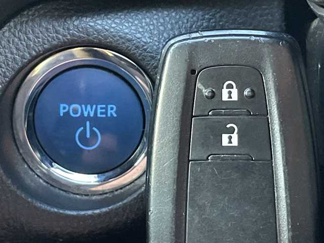 トヨタ ＲＡＶ４ ハイブリッドX 茨城県 2020(令2)年 5.6万km アティチュードブラックマイカ 純正ディスプレイオーディオ　/-BT/AM/FM/TV/衝突軽減システム　/コーナーセンサー前後　/ＬＥＤヘッドライト　/ワンオーナー　/クルーズコントロール　/スマートキー　/純正アルミホイール　/アイドリングストップ　/ＵＳＢソケット/純正フロアマット