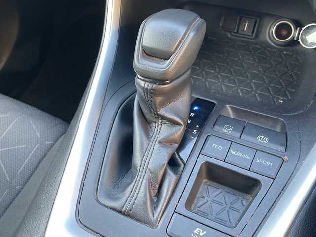 トヨタ ＲＡＶ４ ハイブリッドX 茨城県 2020(令2)年 5.6万km アティチュードブラックマイカ 純正ディスプレイオーディオ　/-BT/AM/FM/TV/衝突軽減システム　/コーナーセンサー前後　/ＬＥＤヘッドライト　/ワンオーナー　/クルーズコントロール　/スマートキー　/純正アルミホイール　/アイドリングストップ　/ＵＳＢソケット/純正フロアマット