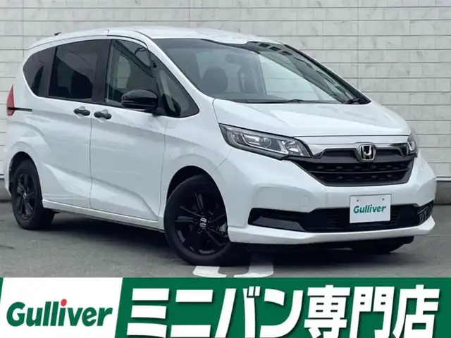 ホンダ フリード ハイブリット G ブラックスタイル 福岡県 2022(令4)年 1.9万km プラチナホワイトパール 純正SDナビ(フルセグTV/CD/BT)/バックカメラ/ホンダセンシング/コーナーセンサー/アダプティブクルーズコントロール/両側パワスラ/ETC/USBポート/シートヒーター/純正15インチアルミホイール/純正フロアマット/純正LEDヘッドライト/スマートキー/プッシュスタート