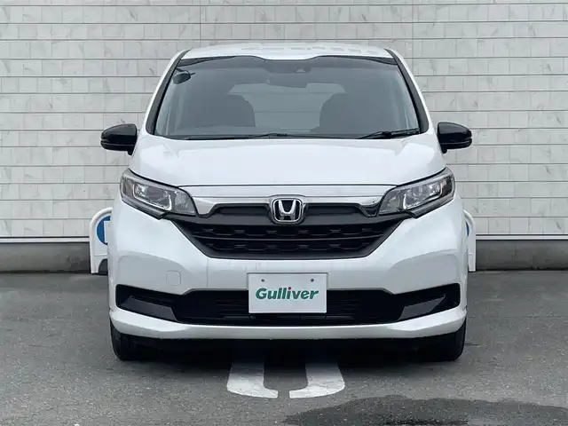 ホンダ フリード ハイブリット G ブラックスタイル 福岡県 2022(令4)年 1.9万km プラチナホワイトパール 純正SDナビ(フルセグTV/CD/BT)/バックカメラ/ホンダセンシング/コーナーセンサー/アダプティブクルーズコントロール/両側パワスラ/ETC/USBポート/シートヒーター/純正15インチアルミホイール/純正フロアマット/純正LEDヘッドライト/スマートキー/プッシュスタート
