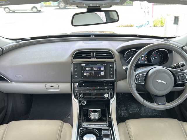 ジャガー ＸＥ XE プレステージ 愛知県 2016(平28)年 4.9万km イタリアンレーシングレッド サンルーフ/MERIDIAN製スピーカー/ベージュレザーシート/純正ナビ/Bluetooth・CD・DVD・AUX/パドルシフト/前席シートヒーター/運転席シートメモリ機能付きパワーシート/前席パワーシート/ＪＡＧＵＡＲ製ヘッドホン/ステアリングスイッチ/革巻きステアリング/AEB(衝突被害軽減ブレーキ)/ASPC(オール・サーフェイス・プログレス・コントロール）/LDW(車線逸脱警報装置）/DSC（横滑り防止）/LIM(リミッター機能）/LEDヘッドライト/ETC/プッシュスタート/純正フロアマット/保証書/取扱説明書/スペアキー