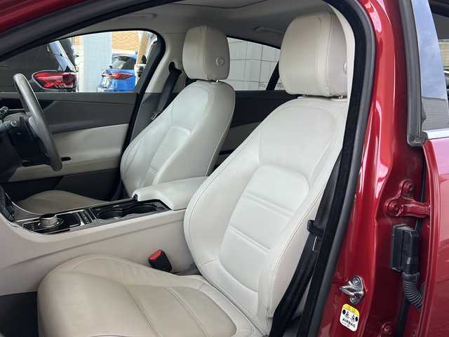 ジャガー ＸＥ XE プレステージ 愛知県 2016(平28)年 4.9万km イタリアンレーシングレッド サンルーフ/MERIDIAN製スピーカー/ベージュレザーシート/純正ナビ/Bluetooth・CD・DVD・AUX/パドルシフト/前席シートヒーター/運転席シートメモリ機能付きパワーシート/前席パワーシート/ＪＡＧＵＡＲ製ヘッドホン/ステアリングスイッチ/革巻きステアリング/AEB(衝突被害軽減ブレーキ)/ASPC(オール・サーフェイス・プログレス・コントロール）/LDW(車線逸脱警報装置）/DSC（横滑り防止）/LIM(リミッター機能）/LEDヘッドライト/ETC/プッシュスタート/純正フロアマット/保証書/取扱説明書/スペアキー