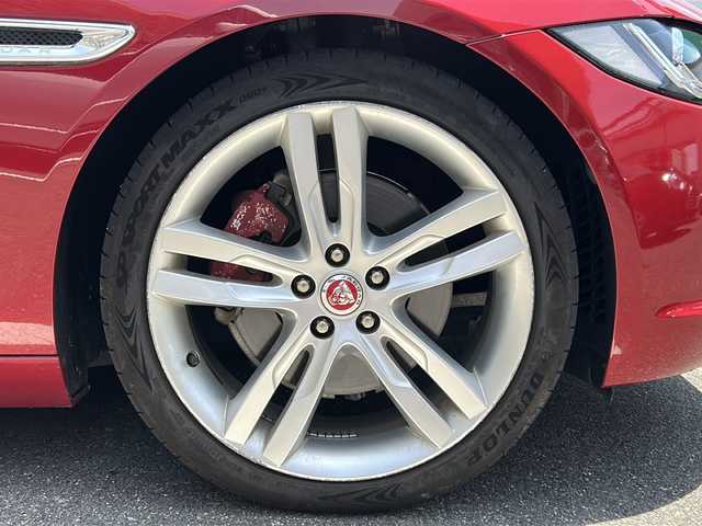 ジャガー ＸＥ XE プレステージ 愛知県 2016(平28)年 4.9万km イタリアンレーシングレッド サンルーフ/MERIDIAN製スピーカー/ベージュレザーシート/純正ナビ/Bluetooth・CD・DVD・AUX/パドルシフト/前席シートヒーター/運転席シートメモリ機能付きパワーシート/前席パワーシート/ＪＡＧＵＡＲ製ヘッドホン/ステアリングスイッチ/革巻きステアリング/AEB(衝突被害軽減ブレーキ)/ASPC(オール・サーフェイス・プログレス・コントロール）/LDW(車線逸脱警報装置）/DSC（横滑り防止）/LIM(リミッター機能）/LEDヘッドライト/ETC/プッシュスタート/純正フロアマット/保証書/取扱説明書/スペアキー
