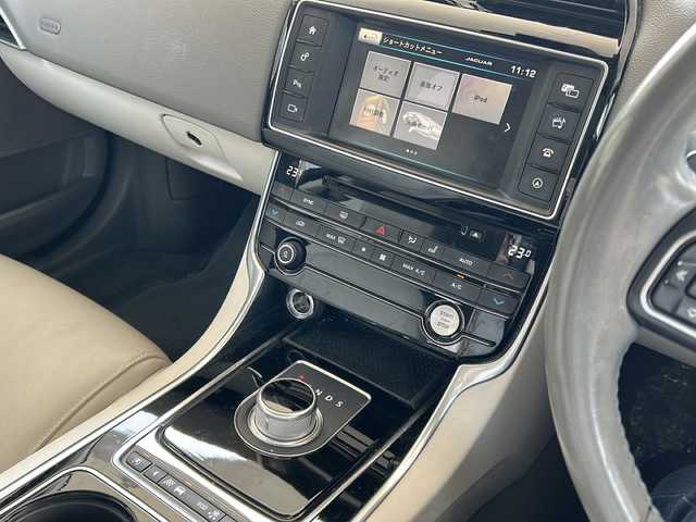 ジャガー ＸＥ XE プレステージ 愛知県 2016(平28)年 4.9万km イタリアンレーシングレッド サンルーフ/MERIDIAN製スピーカー/ベージュレザーシート/純正ナビ/Bluetooth・CD・DVD・AUX/パドルシフト/前席シートヒーター/運転席シートメモリ機能付きパワーシート/前席パワーシート/ＪＡＧＵＡＲ製ヘッドホン/ステアリングスイッチ/革巻きステアリング/AEB(衝突被害軽減ブレーキ)/ASPC(オール・サーフェイス・プログレス・コントロール）/LDW(車線逸脱警報装置）/DSC（横滑り防止）/LIM(リミッター機能）/LEDヘッドライト/ETC/プッシュスタート/純正フロアマット/保証書/取扱説明書/スペアキー