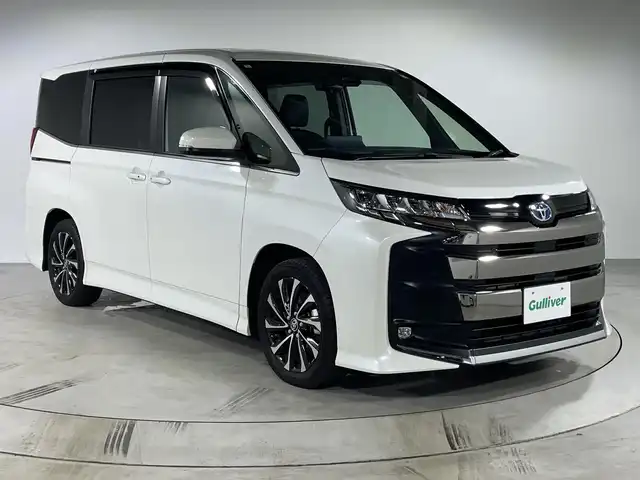 トヨタ ノア ハイブリッド S－Z 福岡県 2024(令6)年 4.1万km ホワイトパールクリスタルシャイン ワンオーナー/純正DAナビ/（CD/DVD/BT/HDMI/AM/FM）/フルセグ/バックカメラ/BSM/両側パワースライド/追従型クルーズコントロール/ビルトインETC2.0/快適利便パッケージ/トヨタセーフティーセンス/デジタルインナーミラー/HUD/D/Nシートヒーター/ステアリングヒーター/電動リアゲート/AC100V/オートマチックハイビーム/ドアバイザー/純正AW17インチ/プッシュスタート/スマートキー