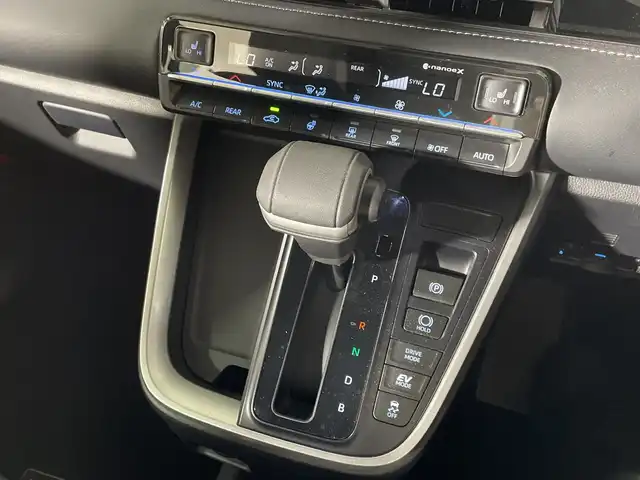 トヨタ ノア ハイブリッド S－Z 福岡県 2024(令6)年 4.1万km ホワイトパールクリスタルシャイン ワンオーナー/純正DAナビ/（CD/DVD/BT/HDMI/AM/FM）/フルセグ/バックカメラ/BSM/両側パワースライド/追従型クルーズコントロール/ビルトインETC2.0/快適利便パッケージ/トヨタセーフティーセンス/デジタルインナーミラー/HUD/D/Nシートヒーター/ステアリングヒーター/電動リアゲート/AC100V/オートマチックハイビーム/ドアバイザー/純正AW17インチ/プッシュスタート/スマートキー