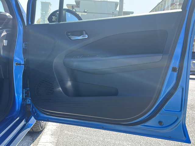 日産 ノート X 沖縄県 2021(令3)年 2.7万km ビビットブルー / スーパーブラック 2トーン 社外ディスプレイオーディオ（Bluetooth・CD）/ETC/コーナーセンサー/オートライト/ステアリングスイッチ/衝突軽減システム/スマートキー/オートエアコン
