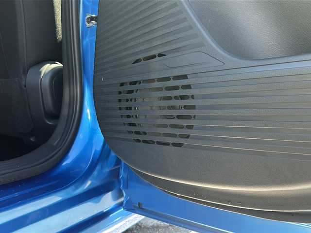 日産 ノート X 沖縄県 2021(令3)年 2.7万km ビビットブルー / スーパーブラック 2トーン 社外ディスプレイオーディオ（Bluetooth・CD）/ETC/コーナーセンサー/オートライト/ステアリングスイッチ/衝突軽減システム/スマートキー/オートエアコン