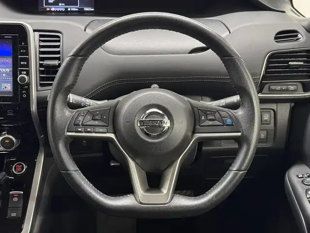 日産 セレナ ハイウェイスター 三重県 2017(平29)年 7.6万km ブリリアントホワイトパール S-HYBRID/FF/インパネCVT/純正 9インチナビ MM516D-L/（iPod/SD/FM/AM/TV/WALKMAN/USB/Bluetooth/CD/DVD/Blu-ray/MUSIC STOCKER/HDMI/VTR/AUX）/・純正 11インチ後席モニター/インテリジェント アラウンドビューモニター（移動物検知機能付）*1/両側 ハンズフリーオートスライドドア/ドライブレコーダー 前後/ビルトイン ETC/安全/【OP】セーフティパックB*/●プロパイロット/●踏み間違い衝突防止アシスト/●インテリジェント パーキングアシスト/●標識検知機能/●フロント & バックソナー/●インテリジェント LI（車線逸脱防止支援）/・インテリジェント DA（ふらつき警報）/・LDW（車線逸脱警報）/・エマージェンシーブレーキ/など/装備/・インテリジェント ルームミラー*/・前後独立オートエアコン/・オートライト/・【OP】LEDヘッドライト/・フロントフォグライト/・電動パーキングブレーキ＋ブレーキホールド*1/・ヒーター付ドアミラー*1/・ステアリングスイッチ*1/・純正16inAW/・保/取/ナビ取/・スマートキーx2/など/*1…セーフティパックBの装備