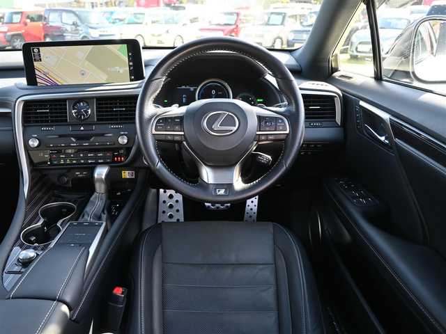 レクサス ＲＸ 450h Fスポーツ 千葉県 2020(令2)年 4.9万km ホワイトノーヴァガラスフレーク Lexus Safety System+/・プリクラッシュセーフティ/・レーンディパーチャーアラート/・オートハイビーム/・レーダークルーズコントロール/・ブラインドスポットモニター/・RCTA（リヤクロストラフィックアラート）/ムーンルーフ/ヘッドアップディスプレイ/ブラックレザーシート/前席パワーシート/エアシート/シートヒーター/リア電動リクライニングシート/置くだけ充電/純正SDナビ/地デジTV/【DVD/CD再生機能　Bluetooth接続】/パノラミックビューモニター/リバース連動ドアミラー（左/右）/ドライブレコーダー（前後撮影）/革巻きステアリング/ステアリングヒーター/ステアリングスイッチ/パドルシフト/ETC（2.0）/3眼LEDヘッドライト/フォグライト/ウインカーミラー/クリアランスソナー/純正20インチアルミホイル/サイド/カーテンエアバッグ/スマートキー
