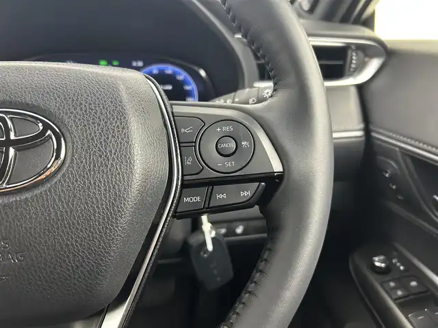 トヨタ ハリアー ハイブリッド Z レザーパッケージ 千葉県 2024(令6)年 2.7万km ホワイトパールクリスタルシャイン 禁煙車/LTA（レーントレーシングアシスト）/PCS（プリクラッシュセーフティ）/RCTA（リヤクロストラフィックアラート）/BSM（ブラインドスポットモニター）/PKSB（パーキングサポートブレーキ）/純正12.3インチナビ/・BT/ACP/AA/フルセグ/JBLサウンド/パノラミックビューモニター/レザーシート/前席シートヒーター/前席シートベンチレーション/前席パワーシート/ステアリングヒーター/オートクルーズコントロール/デジタルインナールームミラー/ヘッドアップディスプレイ/LEDヘッドライト/オートライト/オートハイビーム/ETC2.0