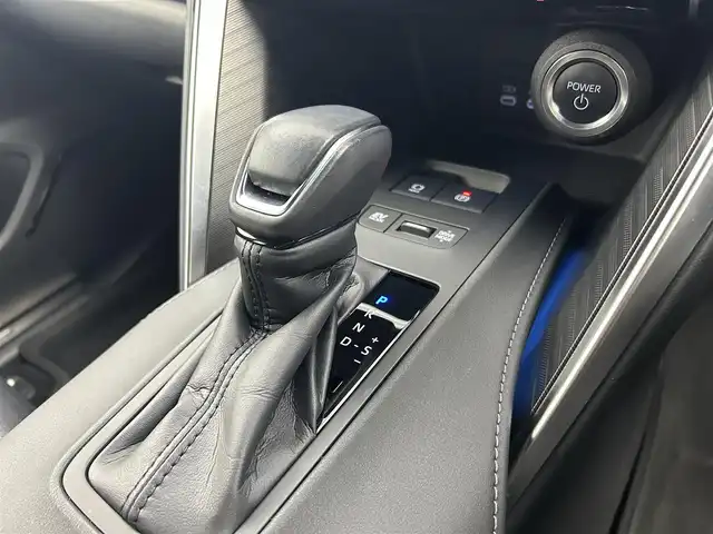 トヨタ ハリアー ハイブリッド Z レザーパッケージ 千葉県 2024(令6)年 2.7万km ホワイトパールクリスタルシャイン 禁煙車/LTA（レーントレーシングアシスト）/PCS（プリクラッシュセーフティ）/RCTA（リヤクロストラフィックアラート）/BSM（ブラインドスポットモニター）/PKSB（パーキングサポートブレーキ）/純正12.3インチナビ/・BT/ACP/AA/フルセグ/JBLサウンド/パノラミックビューモニター/レザーシート/前席シートヒーター/前席シートベンチレーション/前席パワーシート/ステアリングヒーター/オートクルーズコントロール/デジタルインナールームミラー/ヘッドアップディスプレイ/LEDヘッドライト/オートライト/オートハイビーム/ETC2.0